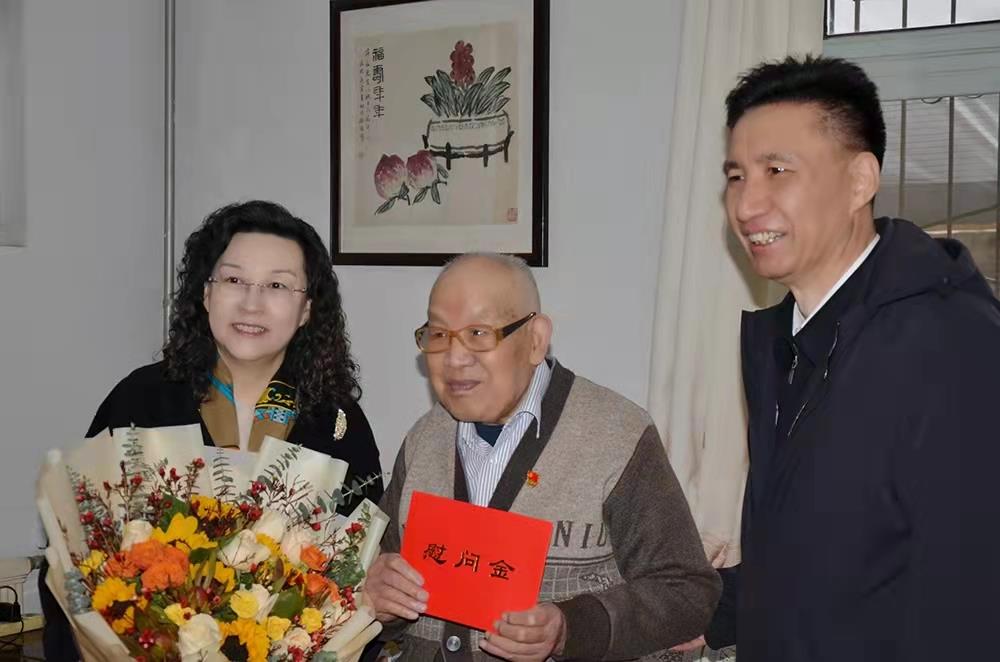 濟南產(chǎn)發(fā)集團黨委副書(shū)記、總經(jīng)理黃蓓走訪(fǎng)慰問(wèn)離休老干部、老黨員