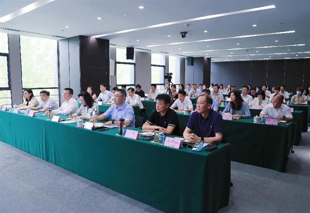 濟南產(chǎn)發(fā)集團組織開(kāi)展黨委理論學(xué)習中心組集中學(xué)習暨專(zhuān)題黨課