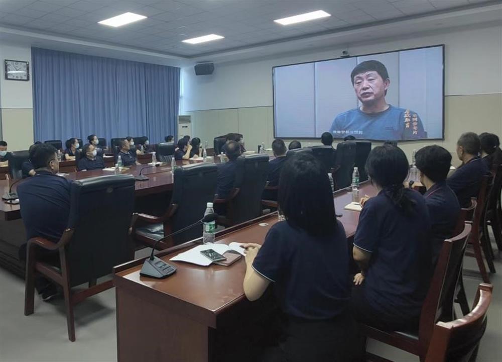 小鴨控股集團組織黨員干部觀(guān)看典型案例警示教育片